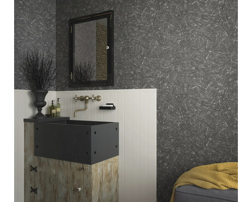 Badkamer met wastafel, spiegel en decoratief behang