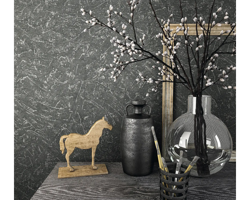 Decoratieve opstelling met houten paard, vazen, takken en lijst