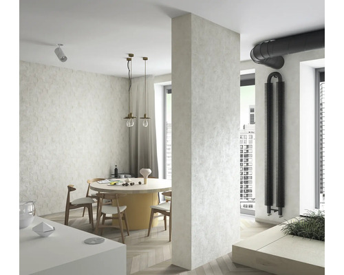 Lichte eetkamer met eettafel, stoelen, hanglampen en radiator