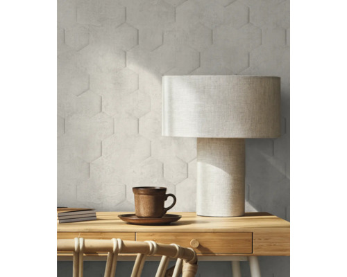 Close-up van een studeerkamer met zeshoekige wandtegels, tafellamp, houten bureau, stoel, notitieblok en koffiekop