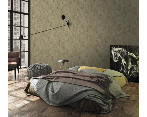 Slaapkamer met bed, wandlamp en wandbekleding met zeshoekpatroon