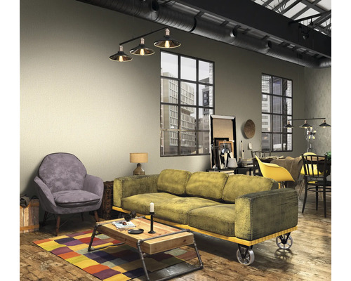 Woonkamer in loftstijl met bank, fauteuil en salontafel