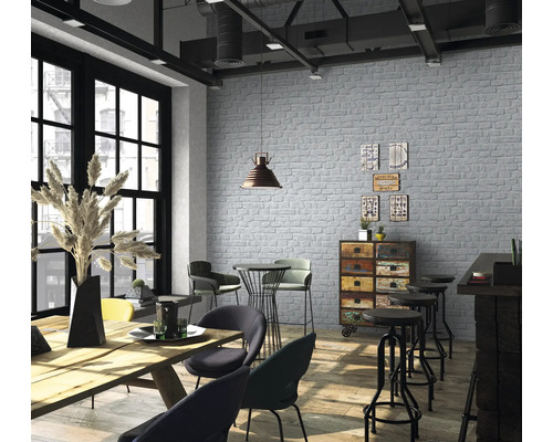 Lichte ruimte met bakstenen behang, houten tafel en stoelen
