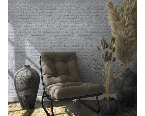 Decoratief interieur met fauteuil, vazen en bakstenen behang.