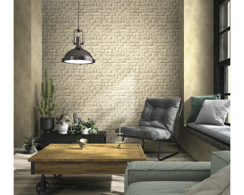 Woonkamer met bakstenen behang, fauteuil, salontafel en decoratie