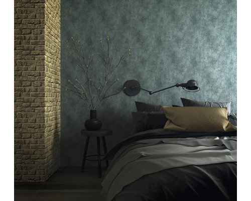 Slaapkamer met bed, wandlamp en decoratie