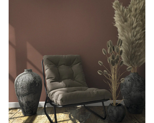 Kamer met fauteuil, decoratieve vazen en siergrassen voor een huiselijke sfeer