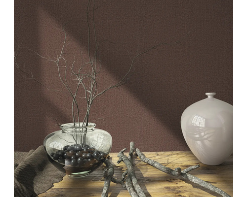 Decoratief stilleven met vaas, takken en stof op een houten tafel voor een effen muur