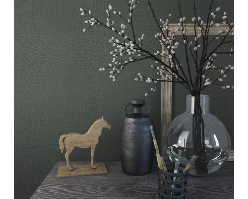 Decoratief stilleven met houten paard, vaas, planten en afbeeldingen op een tafel.