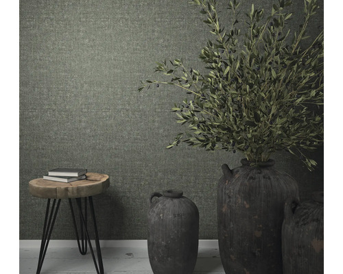 Decoratief interieur met textielbehang, bijzettafel en vazen