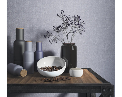 Stilleven met vazen, schaal en decoratieve objecten op een plank