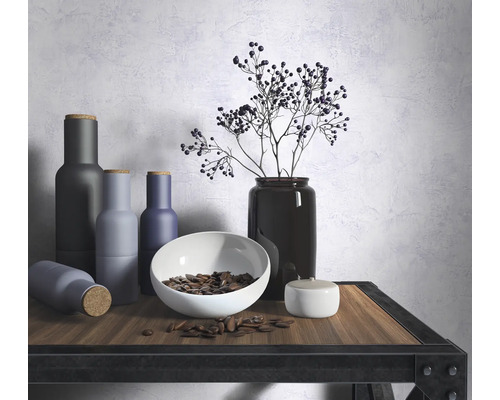 Decoratieve opstelling met flessen, kom en vaas op een plank