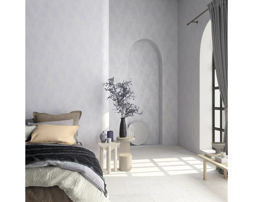 Slaapkamer met bed, bijzettafels, decoraties en gordijnen in een lichte ruimte