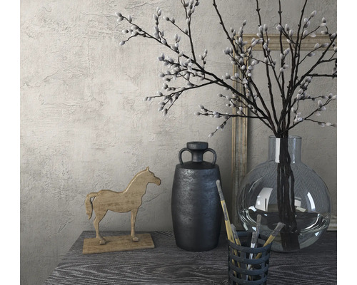 Decoratieve opstelling met houten paard, vaas en takken