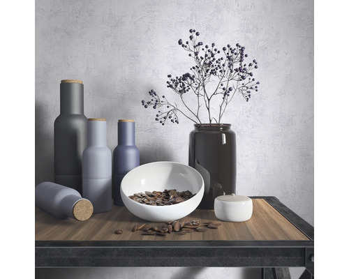 Decoratief stilleven met vazen, schaal en planten op een tafel.