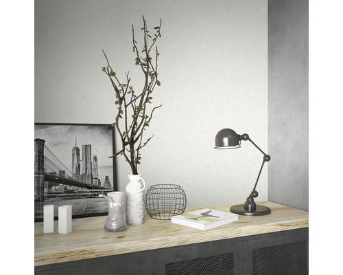 Decoratieve objecten op een kast, waaronder een lamp, een vaas en een afbeelding