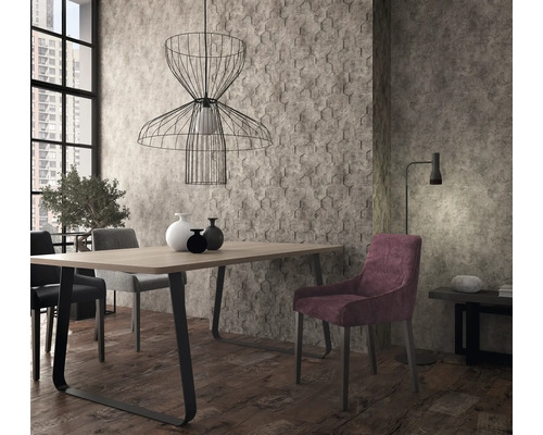 Eetkamer met tafel, stoelen en een draadframe hanglamp