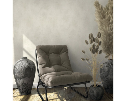 Woonkameropstelling met fauteuil, vazen en planten