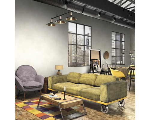Woonkamer in loftstijl met bank, fauteuil en salontafel