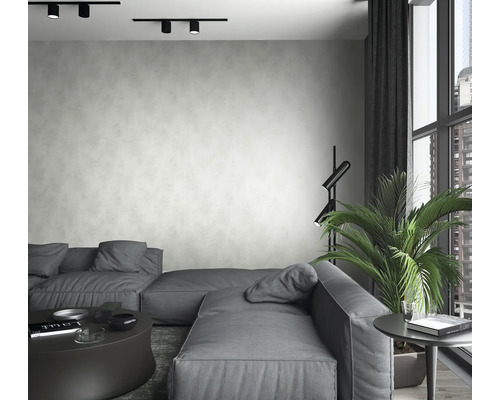 Woonkamer met grijze bank, staande lamp, kamerplant en plafondlamp
