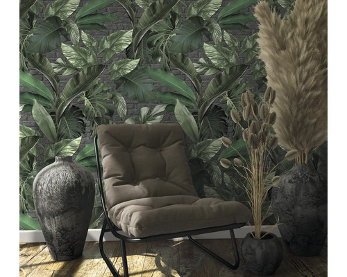 Decoratief interieur met fauteuil, vazen en botanisch baksteenbehang
