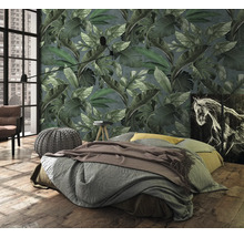 Slaapkamer met behang met patroon, bed en decoratie