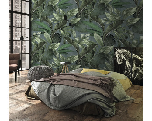 Slaapkamer met behang met patroon, bed en decoratie