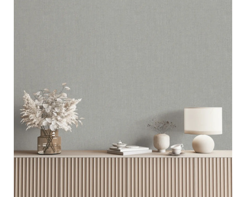Decoratief interieur met grijs textielbehang als wanddecoratie.