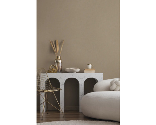 Lichte woonkamer met marmeren tafel, gouden stoel, bank en decoraties