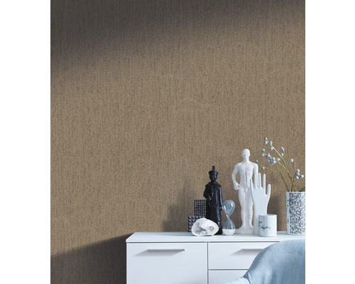 Decoratief behang met abstracte textuur op een muur boven een witte kast.