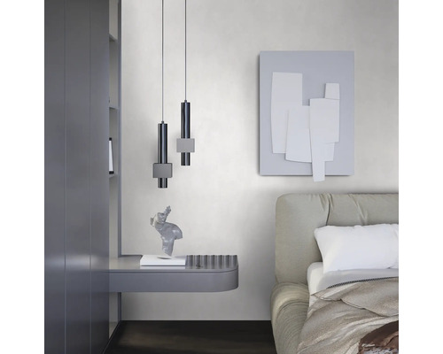 Slaapkamer met bed, kunst aan de muur en twee hanglampen