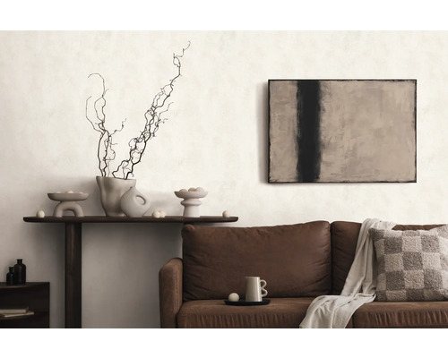 Woonkamer met bruine bank, console, decoratie en kunst aan de muur