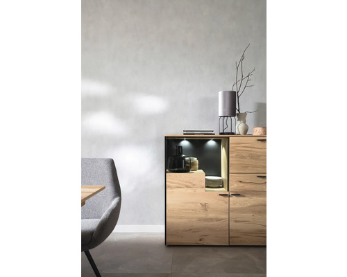 Lichte woonkamer met houten kast, tafellamp en stoel