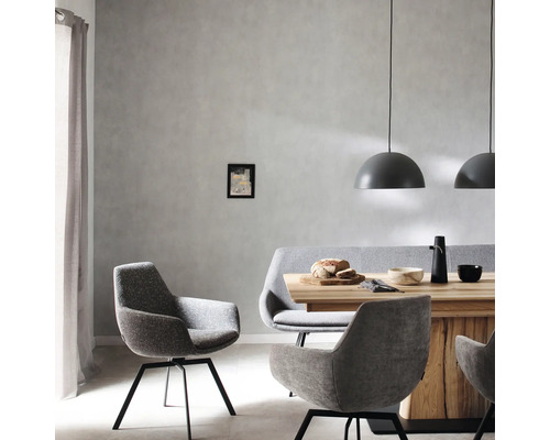 Eetkamer met eettafel, stoelen en hanglampen
