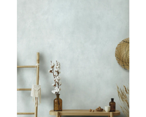 Licht interieur met houten ladder, decoraties en strohoed