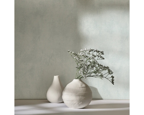 Twee decoratieve vazen met droogbloemen voor een wand