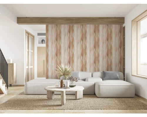 Woonkamer met bank, tafel en decoratieve wandbekleding