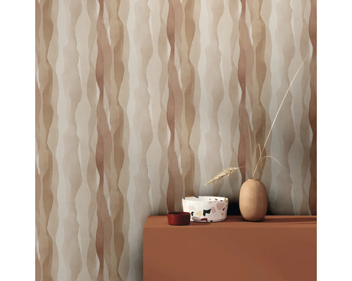 Woonkamer met behang met patroon en decoraties op een plank