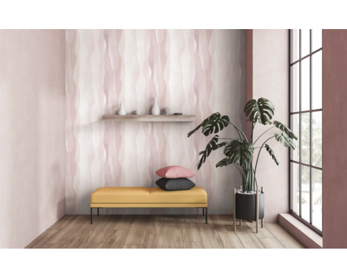 Moderne kamer met patroonbehang, bank, plant en plank