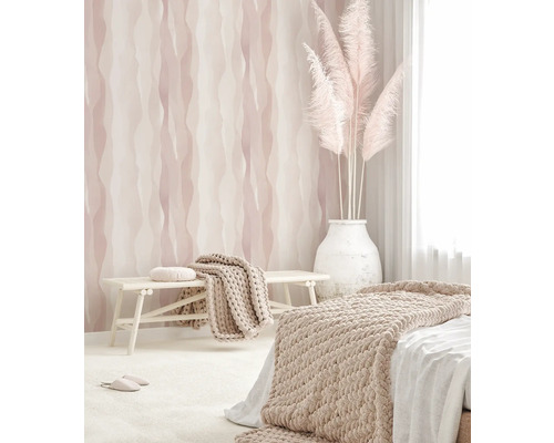 Lichte slaapkamer met decoratie, bank en sprei