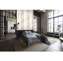 Loft-stijl slaapkamer met bed, behang met golfpatroon en grote ramen