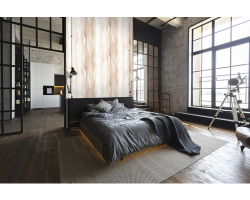 Loft-stijl slaapkamer met bed, behang met golfpatroon en grote ramen