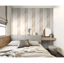 Lichte slaapkamer met bed, spiegel en decoratieve objecten