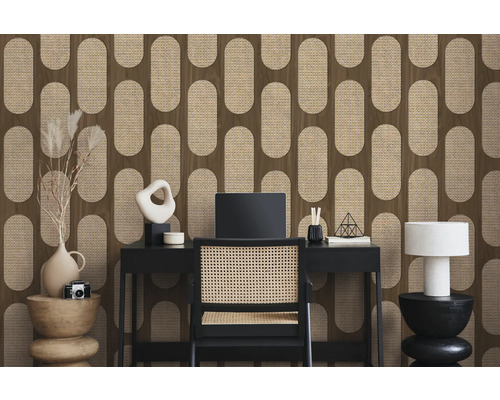 Kantoor met bureau en behang van rotan met geometrisch patroon