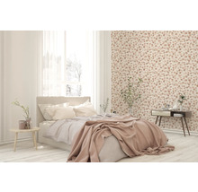 Lichte slaapkamer met bed, nachtkastje en behang met motief