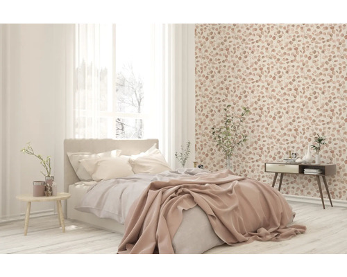 Lichte slaapkamer met bed, nachtkastje en behang met motief