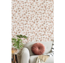Wanddecoratie met behang en eucalyptuspatroon achter bank