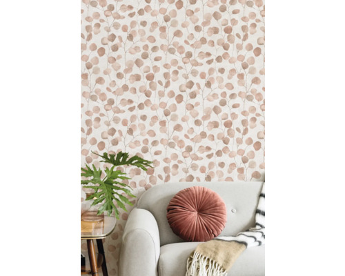 Wanddecoratie met behang en eucalyptuspatroon achter bank