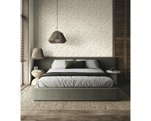 Slaapkamer met tweepersoonsbed, behang en lampen