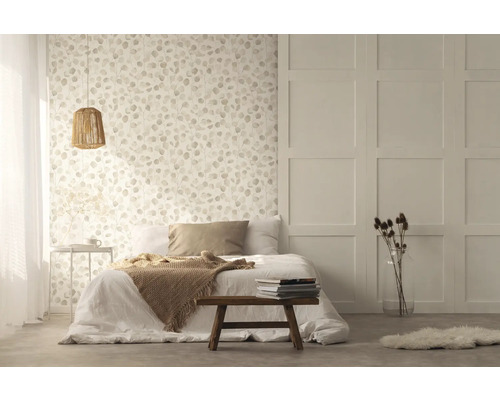 Lichte slaapkamer met tweepersoonsbed, nachtkastje, hanglamp en behang met bladerpatroon